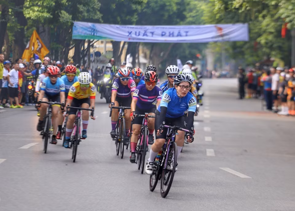 Le 5e tournoi cycliste ouvert de Hanoï dans la zone piétonne autour du lac Hoan Kiem, le 27 août 2023. Photo : VNA