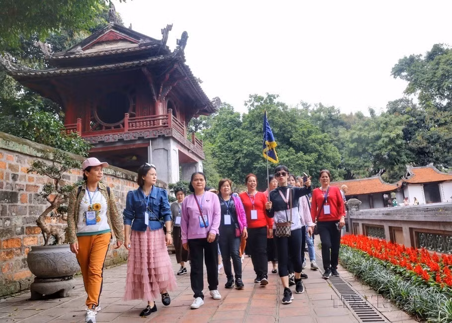 Le premier groupe de touristes chinois en visite à Hanoï après la pandémie de Covid-19 (16 mars 2023). Photo : VNA