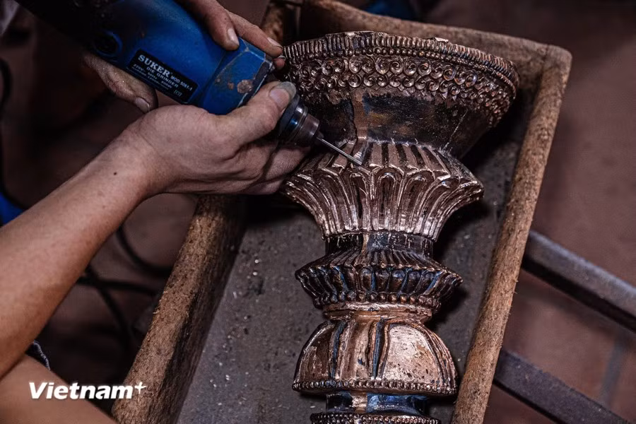 Les artisans de Ngu Xa sont reconnus pour leur habilité, leur imagination, leur précision et leur sens de la retenue, mais ils recèlent également de nombreux secrets de fabrication, avec l’expérience qu’ils ont acquise depuis plusieurs générations. Photo :VietnamPlus