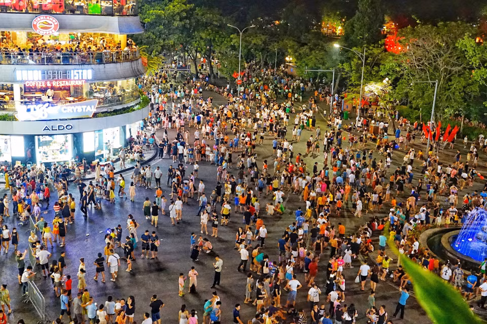 La rue piétonne du lac Hoan Kiem attire beaucoup de monde le week-end. Photo : VNA