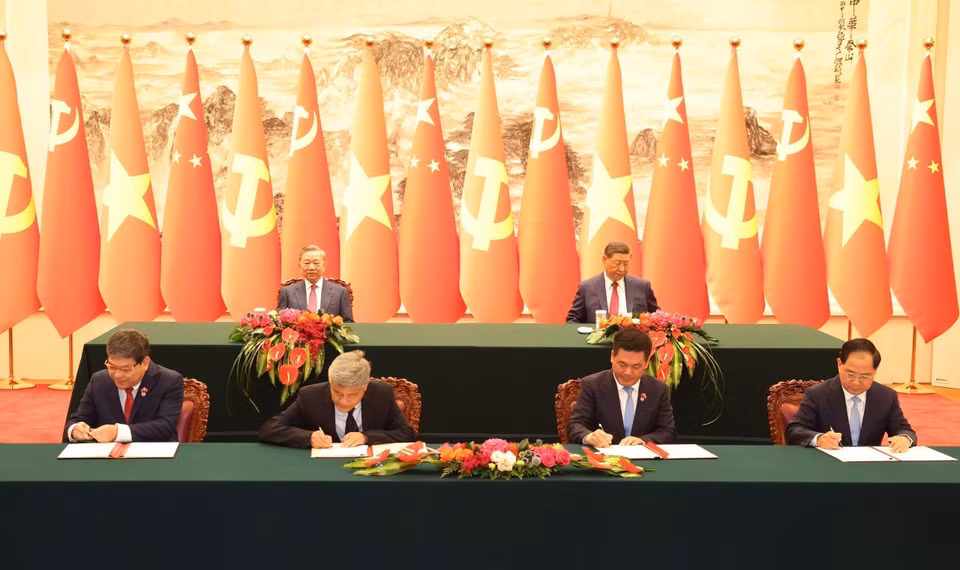 Le secrétaire général du Comité central du Parti communiste du Vietnam (PCV) et président vietnamien Tô Lâm et le secrétaire général du Parti communiste chinois (PCC) et président chinois Xi Jinping ont supervisé la signature des documents de coopération entre les deux pays, à Pékin, le 19 août 2024. Photo : VNA