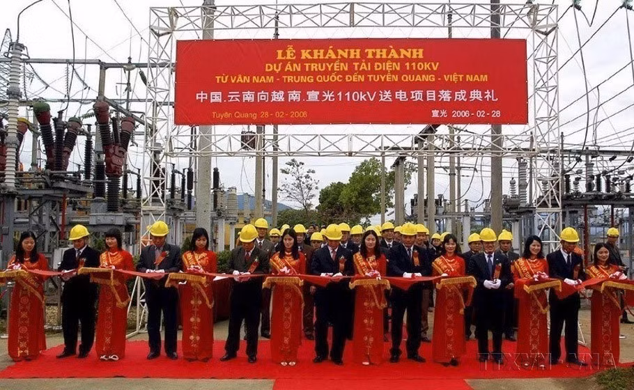 Cérémonie d'inauguration du projet de transmission d'électricité de 110 KV du Yunnan (Chine) à Tuyên Quang (Vietnam), le 28 février 2006. Photo : VNA