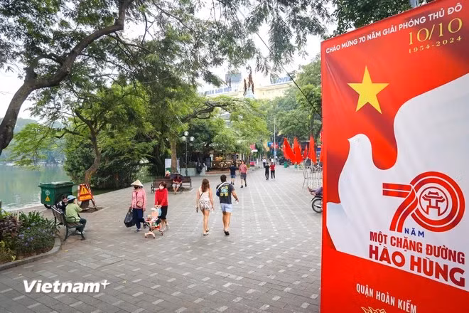 Le 70e anniversaire de la libération de la capitale est lune ccasion pour chacun de revenir sur l'histoire glorieuse, héroïque et le processus de développement de Hanoï. (Photo : Minh Hieu/Vietnam+)