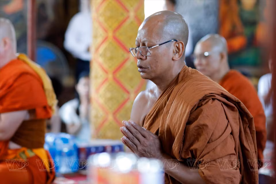 La cérémonie de requiem collective organisée à la pagode est l'activité principale de la fête Sene Dolta. Photo: Vietnam Illustré