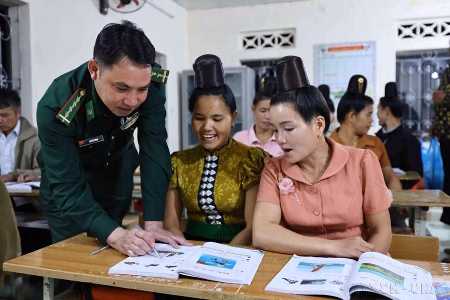 Avec des expériences de plus de 20 ans de l'enseignement auprès des communautés ethniques, l'enseignant militaire Lo Van Thoai du poste-frontière de Nam Lach, province de Son La, a reçu de nombreuses distinctions du service provincial de l'Éducation et de la Formation ainsi que de l'Association pour la promotion de l'éducation de la province et des gardes-frontières locaux. Photo : VNA
