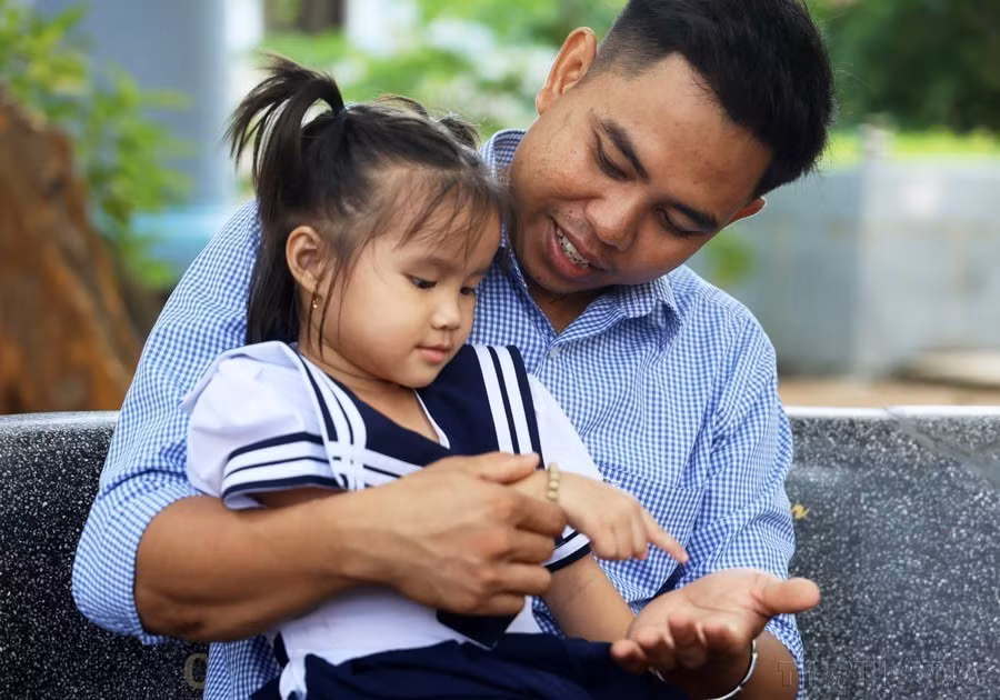 L'enseignant Cao Van Truyen, ethnie minoritaire Raglai, du district montagneux de Khanh Son, province de Khanh Hoa, est très apprécié par les enfants de Truong Sa pour son engagement pédagogique. Photo : VNA