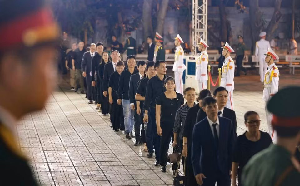 Les gens font la queue pour rendre hommage au secrétaire général du Parti, Nguyen Phu Trong. Photo : VNA