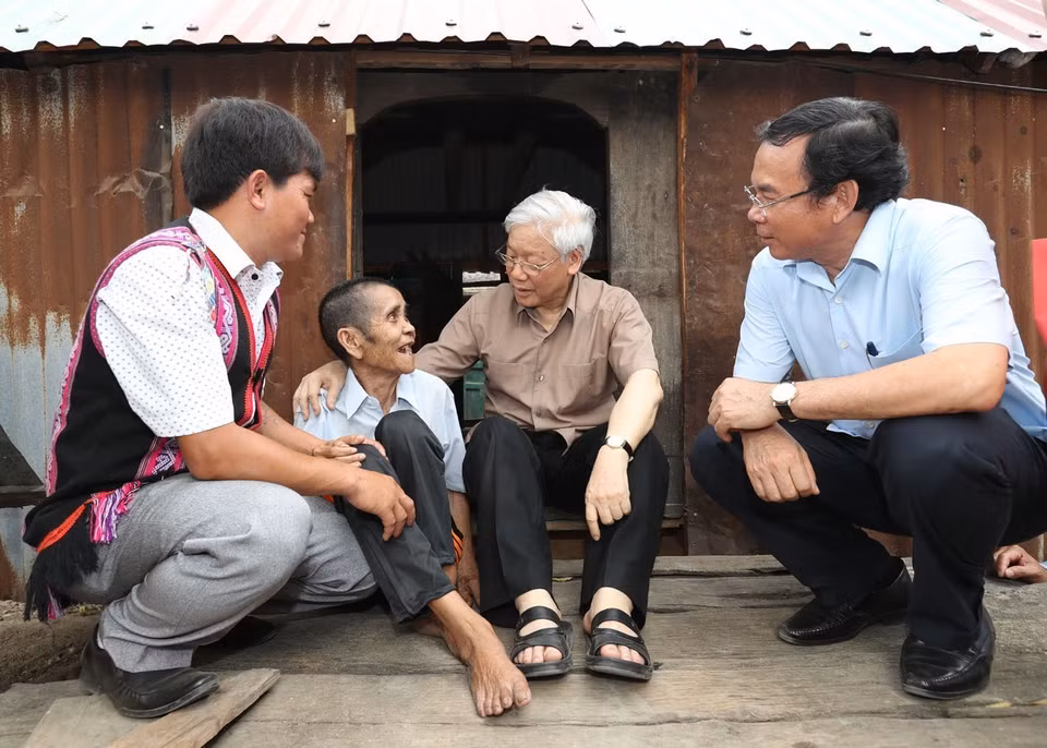 Le secrétaire général du PCV Nguyen Phu Trong rend visite à la famille du soldat blessé Dinh Phi, dans le village de Tung Ke 2, commune d'Ayun, district de Chu Se, province de Gia Lai, dans l'après-midi du 12 avril 2017. Photo: VNA