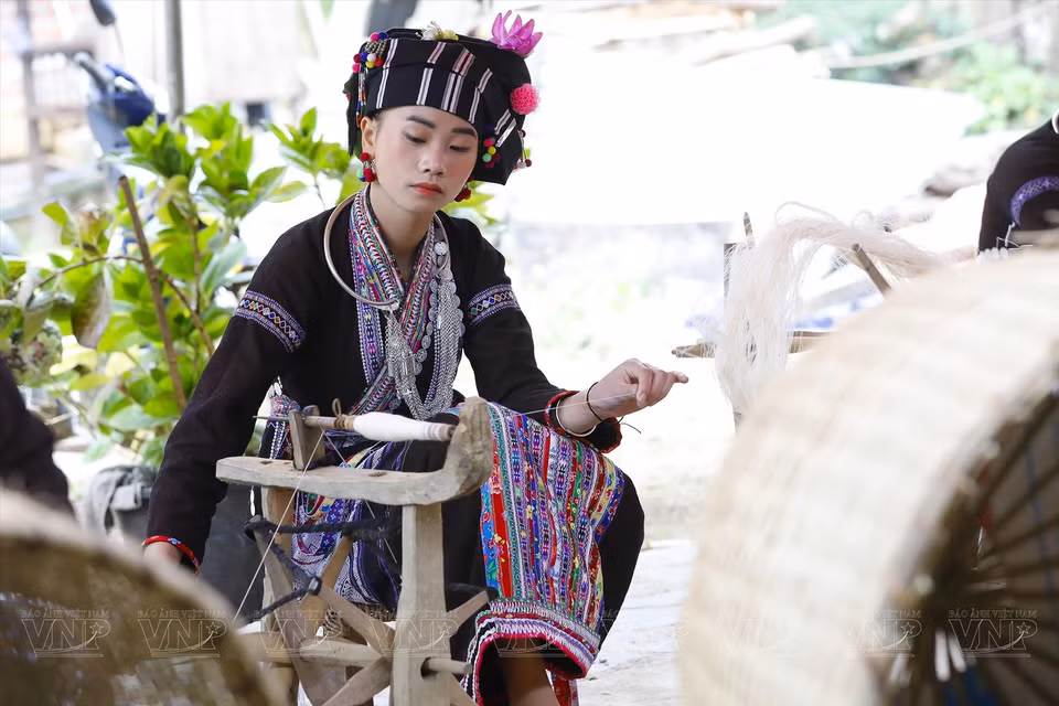 Les filles Lu continuent de préserver le tissage traditionnel.