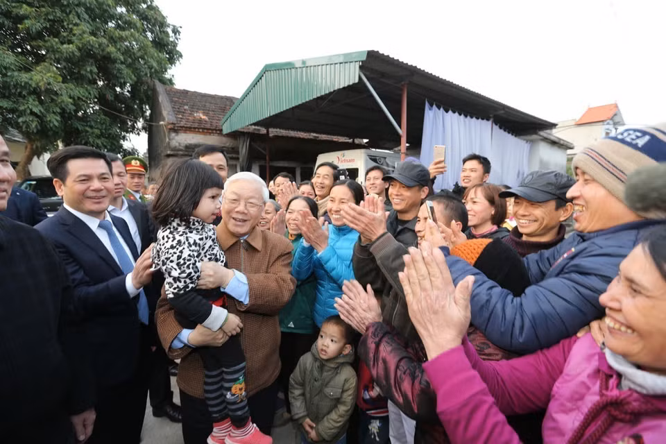 Le Parti et l'État organisent la cérémonie de remise de l'Ordre de l'Étoile d'or au secrétaire général du CC du Parti communiste du Vietnam (PCV) Nguyen Phu Trong, en reconnaissance des mérites exceptionnels et des contributions majeures du Secrétaire général à la cause révolutionnaire du Parti et de la nation.