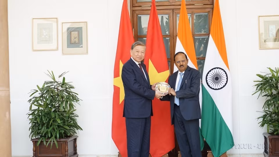 Le général To Lam, ministre de la Sécurité publique (à gauche) rencontre le conseiller à la sécurité nationale d'Inde Ajit Kumar Doval, lors de sa visite en Inde en 2023. Photo: VNA