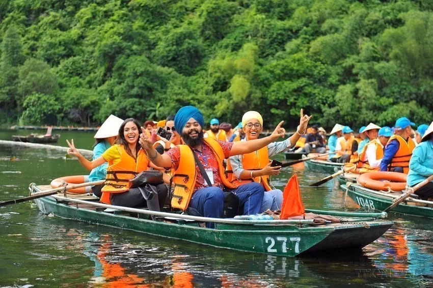 La délégation indienne participant au 10e Festival d'amitié populaire Vietnam-Inde visite le complexe pittoresque de Trang An, à Ninh Binh, le 13 août 2019. Photo: VNA