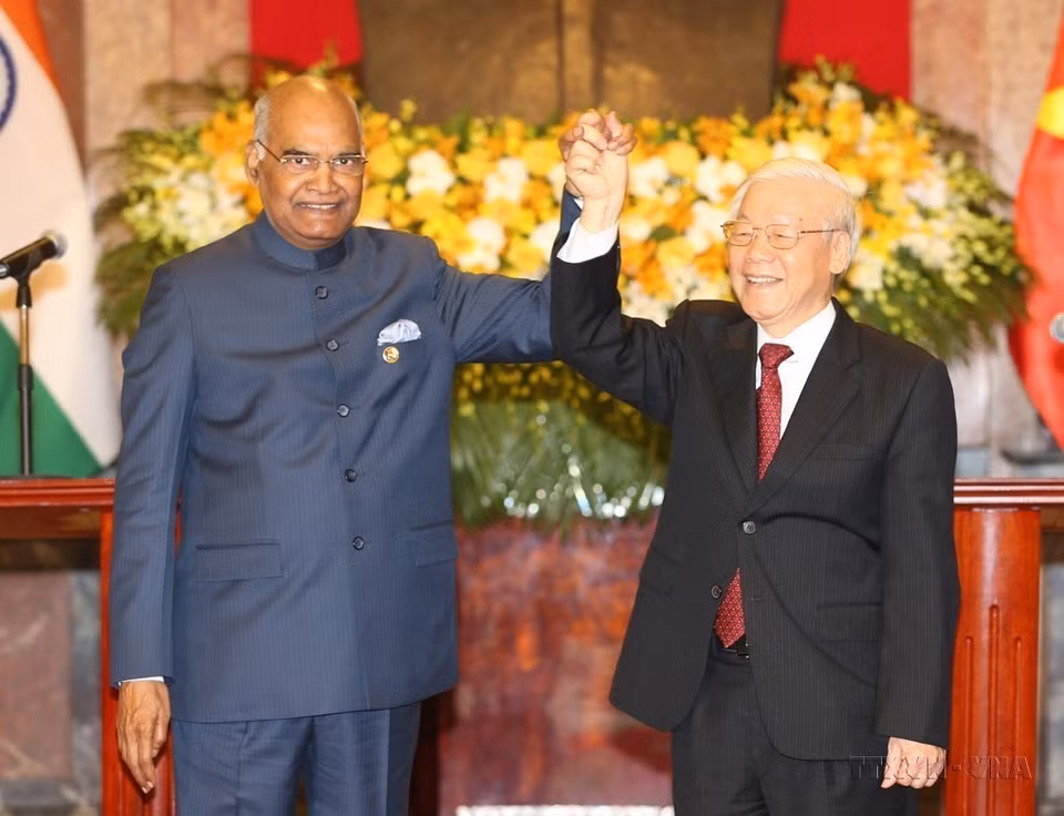 Le secrétaire général et président Nguyen Phu Trong (à droite) et le président indien Ram Nath Kovind après une rencontre avec la presse tenue à Hanoï, le 20 novembre 2018. Photo: VNA
