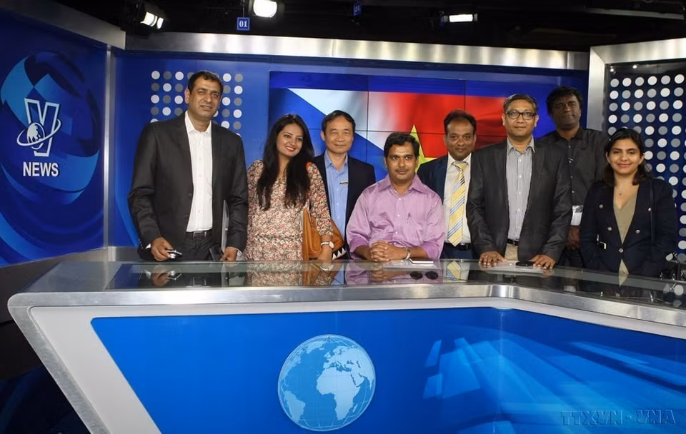 Le directeur général adjoint de l'Agence vietnamienne d'Information Le Duy Truyen (3e de gauche à droite) et Chand Manish, rédacteur en chef du journal indien The IndiaWrites, visitent le studio de télévision de la VNA, Hanoï le 21 avril 2015. Photo: VNA