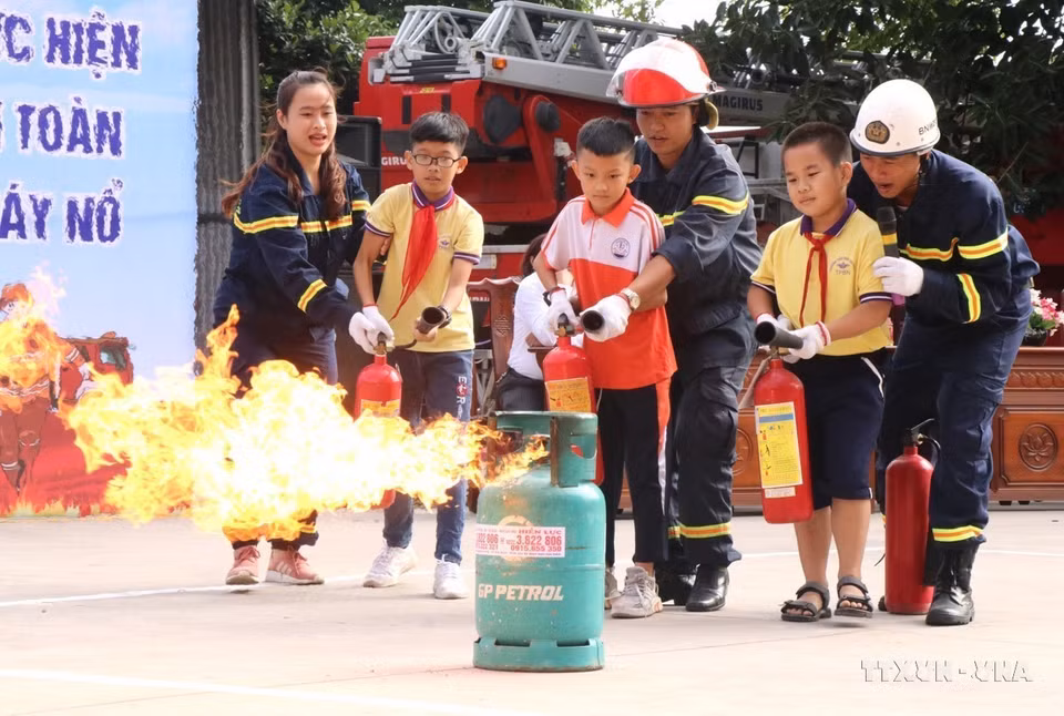 Des pompiers de la province de Bac Ninh et des élèves dans le cadre du programme "Une journée en tant que pompier" en 2020. Photo : VNA