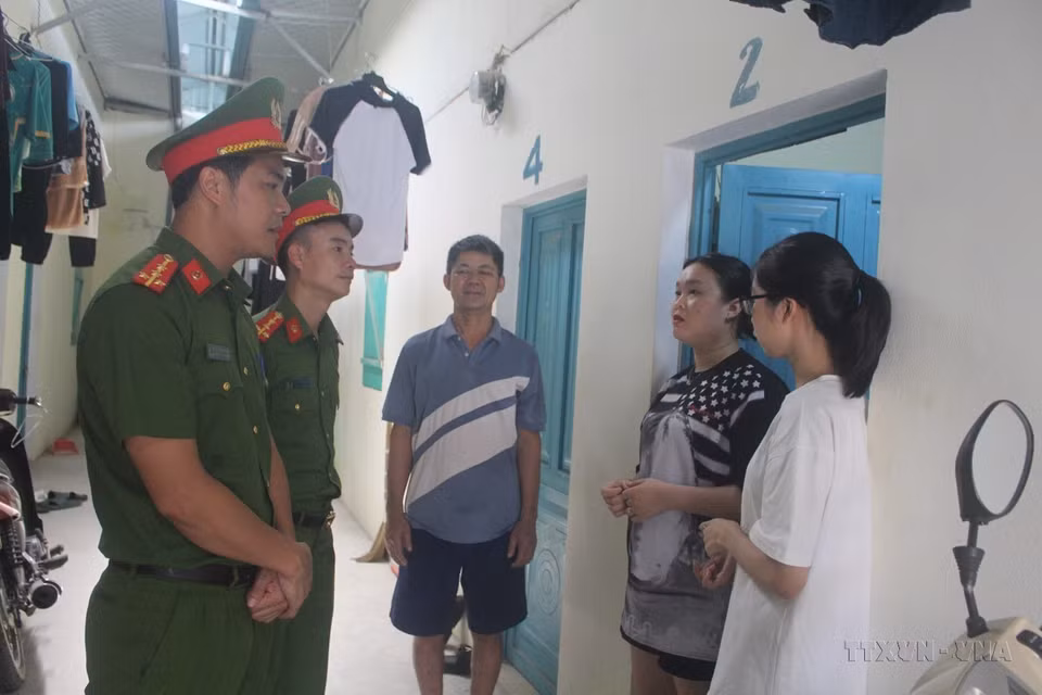 La police du quartier de Quang Thanh (ville de Thanh Hoa, province éponyme) guide des propriétaires de motels pour prévenir la criminalité. Photo : VNA