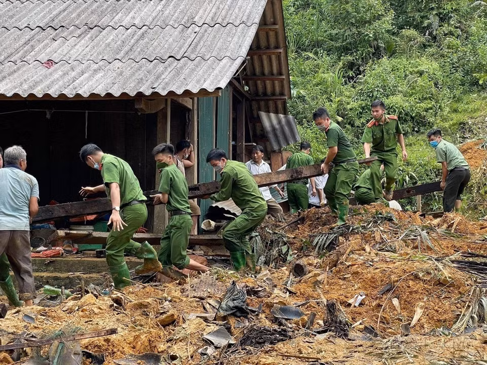 La police du district de Na Hang, province de Tuyen Quang, aide les habitants du village de Khau Phieng à surmonter les conséquences des inondations. Photo : VNA