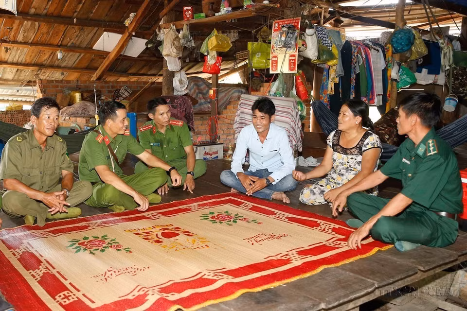 Des policiers de la commune d'Ia Rve, district d'Ea Sup, province de Dak Lak, rendent visite à une famille vivant à la frontière nord-ouest avec le Cambodge en 2020. Photo : VNA