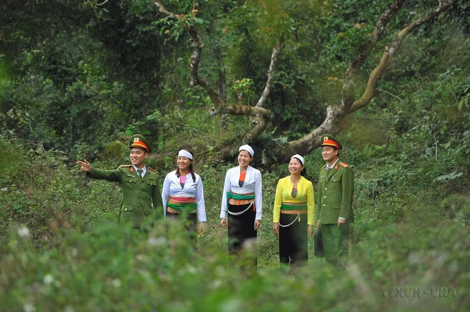 Des policiers de la commune de Cuc Phuong, district de Nho Quan, province de Ninh Binh, patrouillent avec des femmes de l'ethnie Muong pour assurer la sécurité et l'ordre dans la région en 2020. Photo : VNA ​