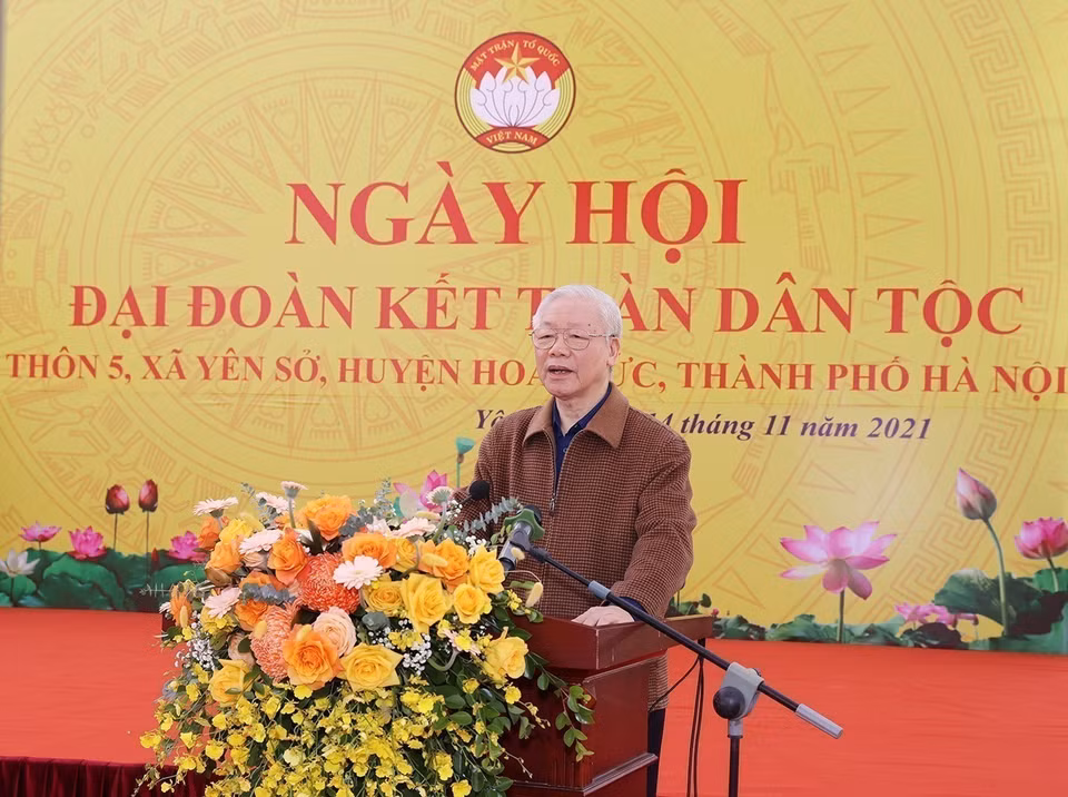 Le secrétaire général Nguyen Phu Trong prend la parole lors de la fête de la grande union nationale au hameau 5, commune de Yen So, district de Hoai Duc, à Hanoï, le 14 novembre 2021. Photo : Tri Dung-VNA