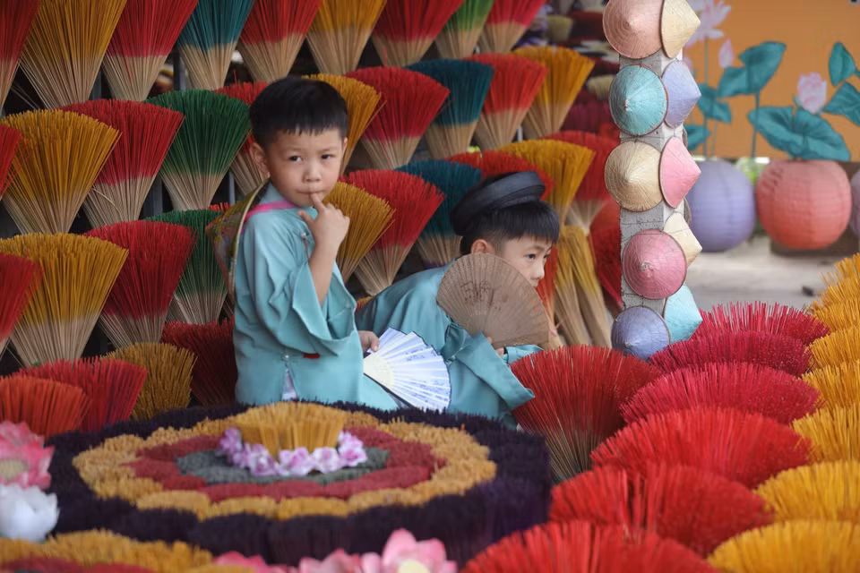 Le village de Thuy Xuân devient l'une des destinations les plus prisées des voyageurs qui apprécient les produits traditionnels fabriqués par les mains habiles des artisans de l'ancienne capitale. Photo: VNA