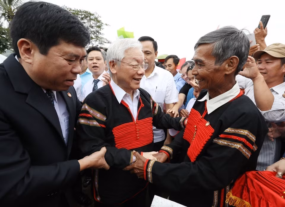 Le secrétaire général du PCV et président de la République, Nguyen Phu Trong (au milieu), à la fête de la grande union nationale dans la commune de Dur Kmăl, district de Krong Ana, province de Dak Lak, dans la matinée du 11 novembre 2018. Photo : Tri Dung – VNA