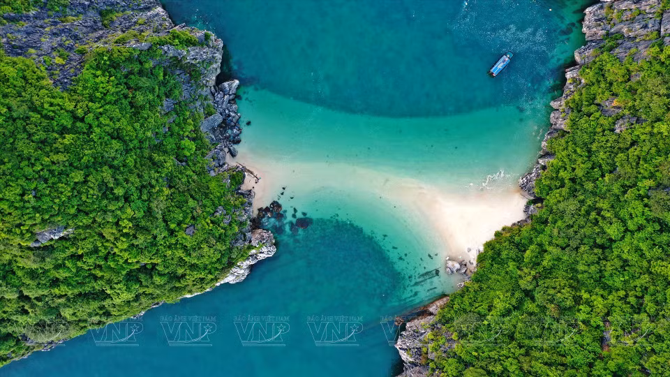 Les plages de la baie de Lan Ha sont calmes, créant des conditions idéales pour la baignade. Photo: Cong Dat/Vietnam illustré