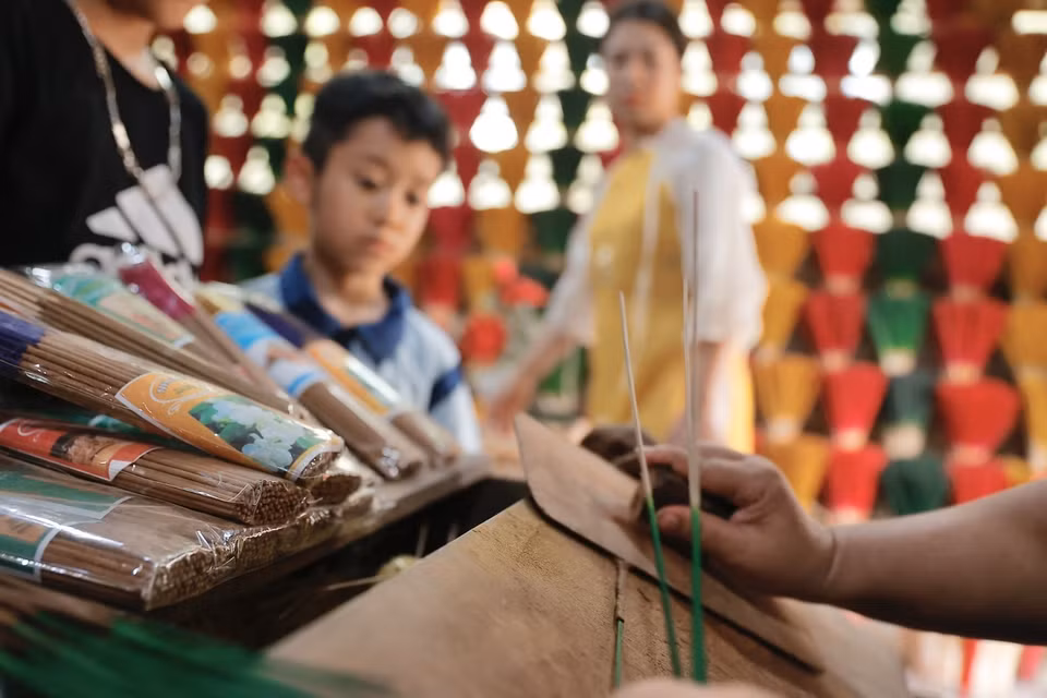 Le village de Thuy Xuân réputé pour la production d’encens depuis des centaines d’années, est une destination incontournable pour les touristes vietnamiens comme étrangers. Photo: VNA