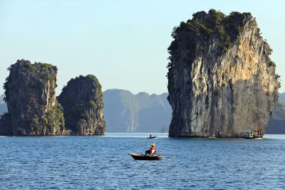 Le point culminant de la baie de Lan Ha réside dans ses nombreuses montagnes rocheuses aux formes fantasques et ses îles vierges. Photo: Cong Dat/Vietnam illustré
