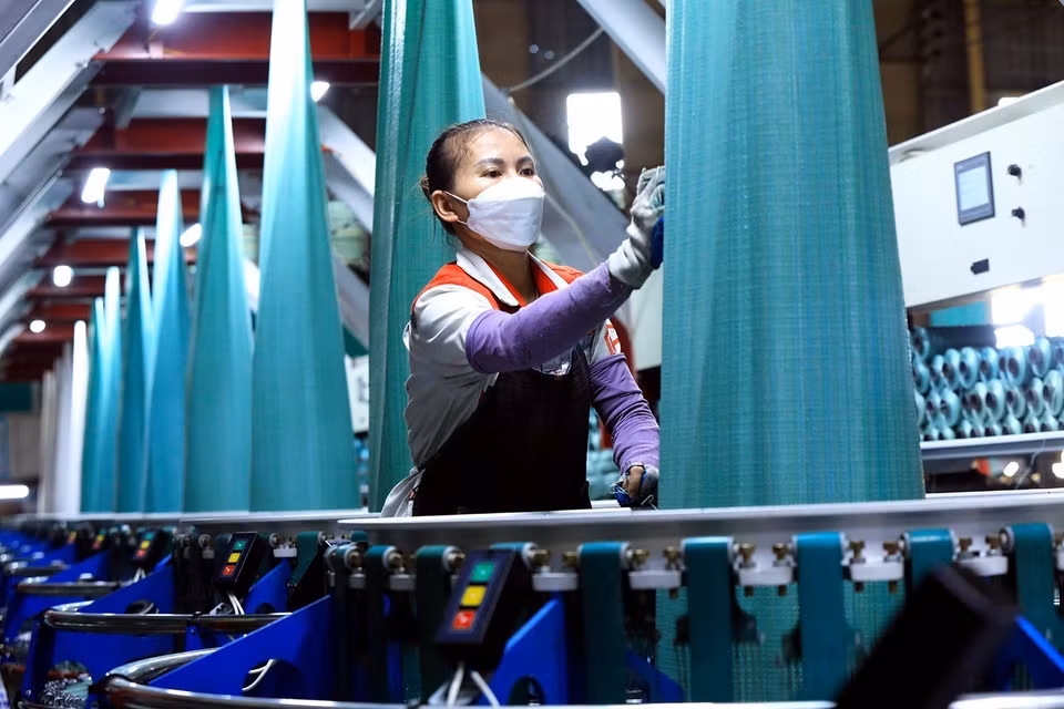Les matières premières pour les secteurs de textile-habillement, de cuir et de chaussures en hausse de 11,1% sur un an. Photo: VNA
