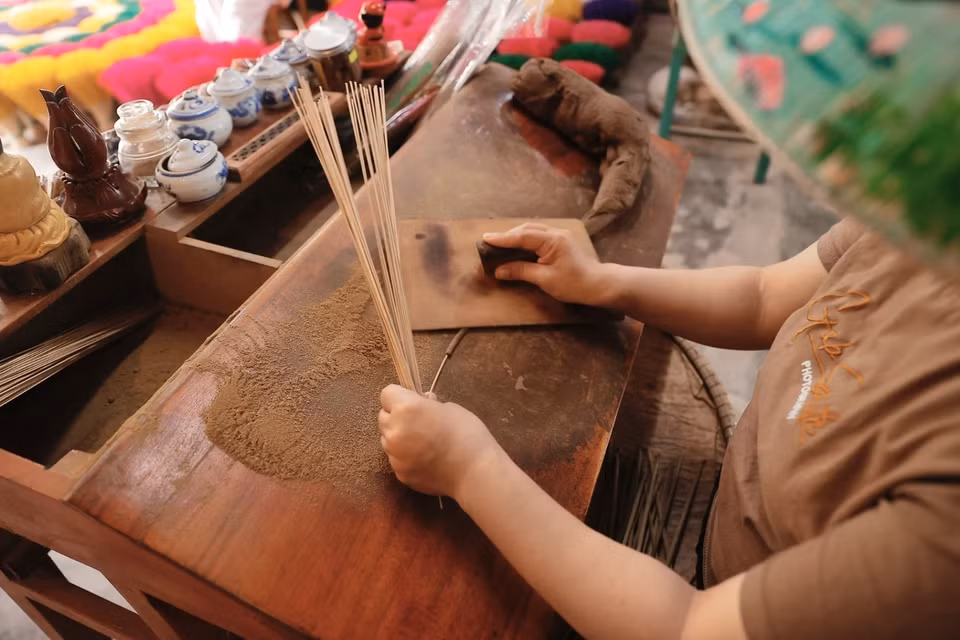 Les touristes peuvent découvrir chaque étape de la fabrication d'un bâtonnet d’encens: de la sélection des ingrédients (dont cinq types de médicaments traditionnels comme le tsaoko, le giroflier, l’anis étoilé, la fleur de pamplemousse et l’eucalyptus pour la poudre) à la production du noyau de l'encens à partir de boyau de bambou haché, sans oublier la phase finale, la plus visible, où les bâtons sont séchés au soleil pendant plusieurs jours Photo: VNA