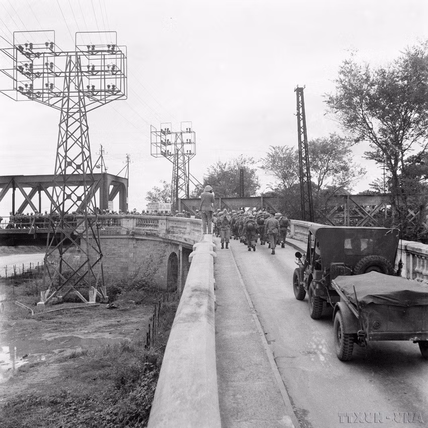 Les derniers soldats français quittent le pont Long Bien, à Hanoï, pour se rendre à Hai Phong, l'après-midi du 9 octobre 1954. Photo : VNA