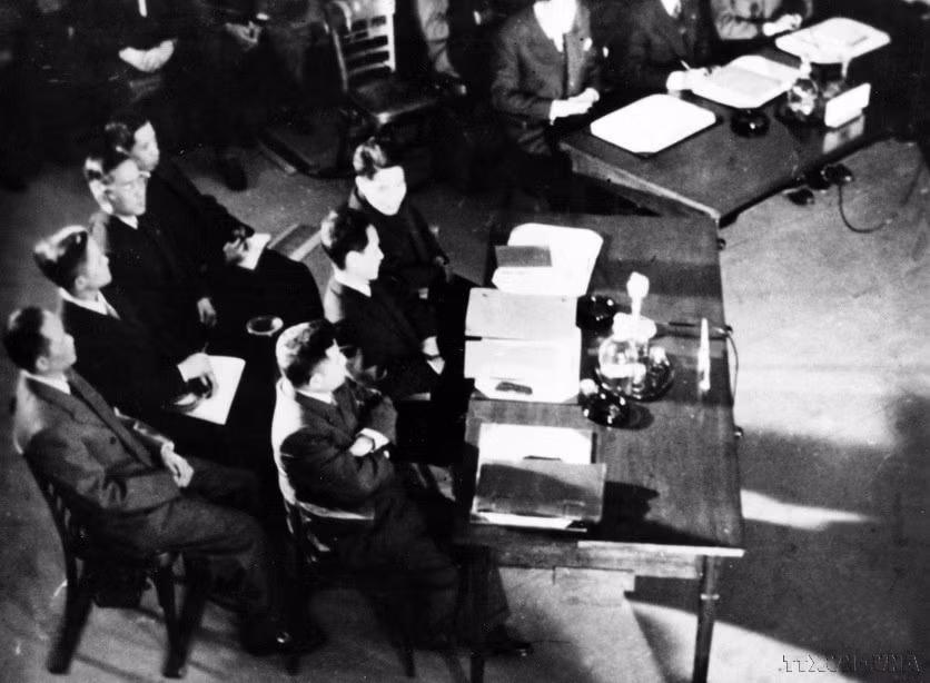 La délégation de la République démocratique du Vietnam, conduite par le vice-Premier ministre Pham Van Dong, assiste à la séance d'ouverture de la Conférence de Genève sur l'Indochine, le matin du 8 mai 1954. Photo : VNA