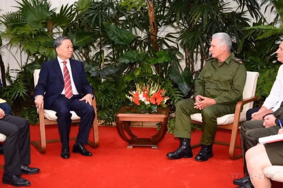 Le premier secrétaire du Parti communiste cubain et président cubain, Miguel Mario Díaz-Canel Bermúdez (droite), reçoit le ministre de la Sécurité publique, To Lam, lors de sa visite officielle à Cuba en 2022. Photo : VNA