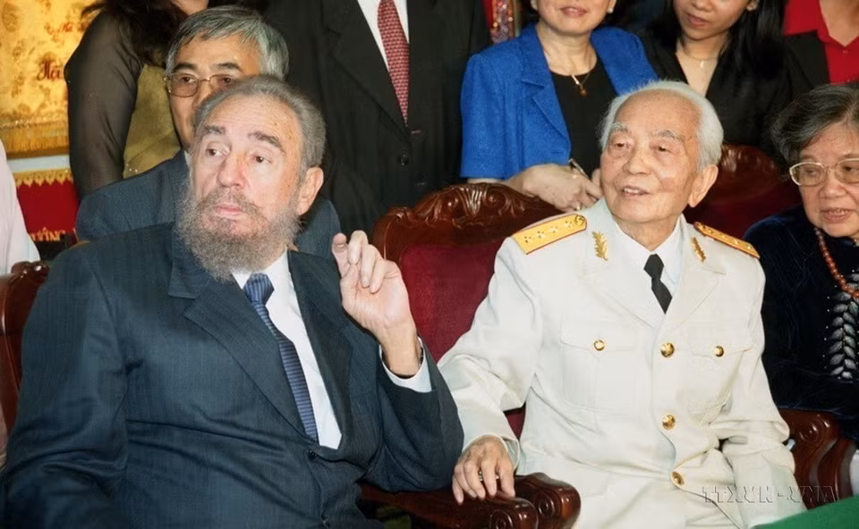 Le 22 février 2009, Fidel Castro, premier secrétaire du Parti communiste cubain et président du Conseil d'État et du Conseil des ministres de Cuba, rencontre le général Vo Nguyen Giap à son domicile, à l'occasion d'une visite d'amitié officielle au Vietnam. Photo : VNA