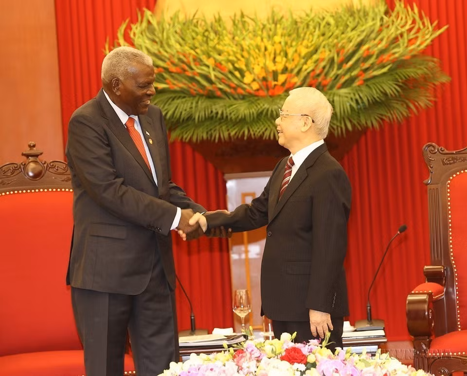 Le 27 septembre 2023, le secrétaire général du Comité central du Parti communiste du Vietnam, Nguyen Phu Trong (droite), reçoit Esteban Lazo Hernández, président de l'Assemblée nationale du Pouvoir populaire (ANPP) de Cuba, en visite au Vietnam pour assister à la commémoration du 50e anniversaire de la visite historique du leader cubain Fidel Castro dans la zone libérée du Sud Vietnam à Quang Tri. Photo : VNA