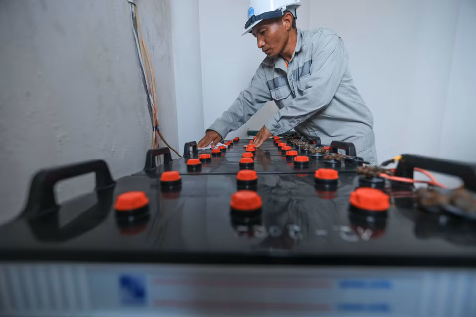 Les batteries des phares sont entretenues quotidiennement en raison des conditions maritimes difficiles. Photo : VNA ​