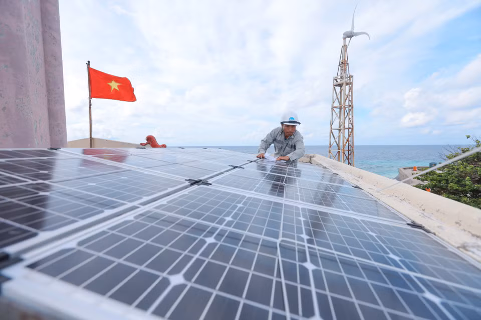 Les panneaux photovoltaïques des phares sont entretenus quotidiennement en raison des conditions maritimes difficiles. Photo : VNA