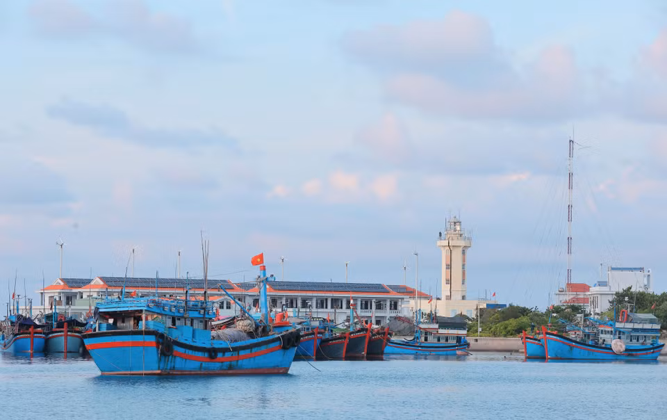 Le phare de l'île de Truong Sa Lon guide aussi bien les navires de transport que les pêcheurs. Photo : VNA