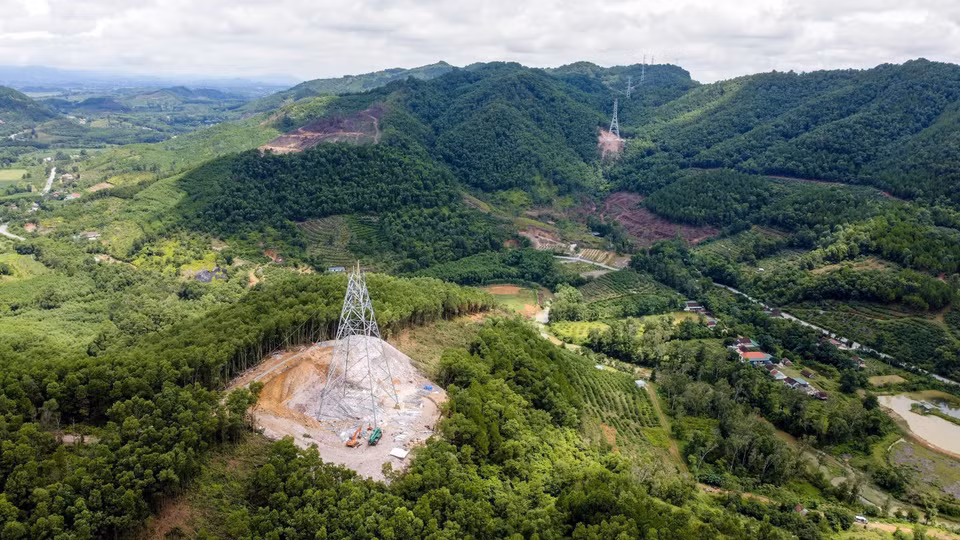 Érection du pylône 313 dans le district de Nam Dan, province de Nghe An. C'est une zone particulièrement difficile de la section Quang Trach - Quynh Luu. Photo : VNA