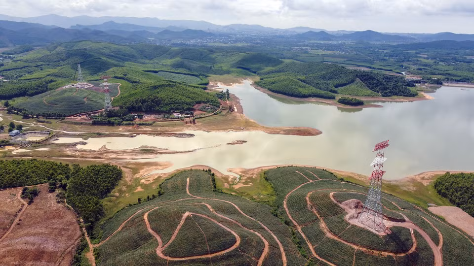 La section Quynh Luu - Thanh Hoa de la ligne de 500 kV – circuit 3 Quang Trach - Pho Noi s'étend sur 92 km. Photo : VNA