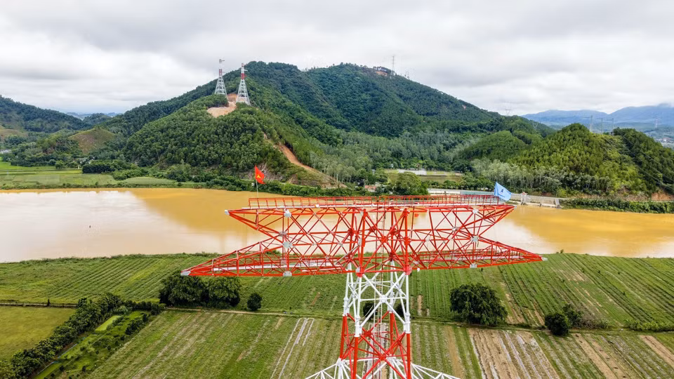 Le pylône électrique 238, haut de 81 m, situé sur la section Quang Trach-Quynh Luu, domine la rivière Lam dans le district de Nam Dan, province de Nghe An. Photo : VNA