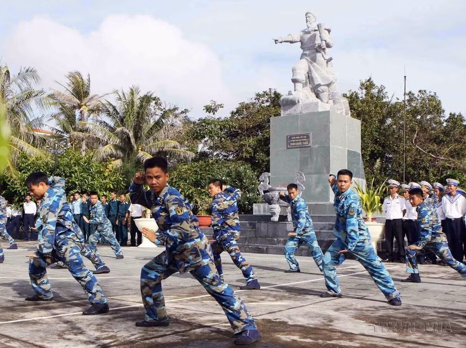 Les soldats de l'île de Nam Yet pratiquent les arts martiaux, améliorent leur santé et sont prêts à accomplir leurs missions. Photo : VNA