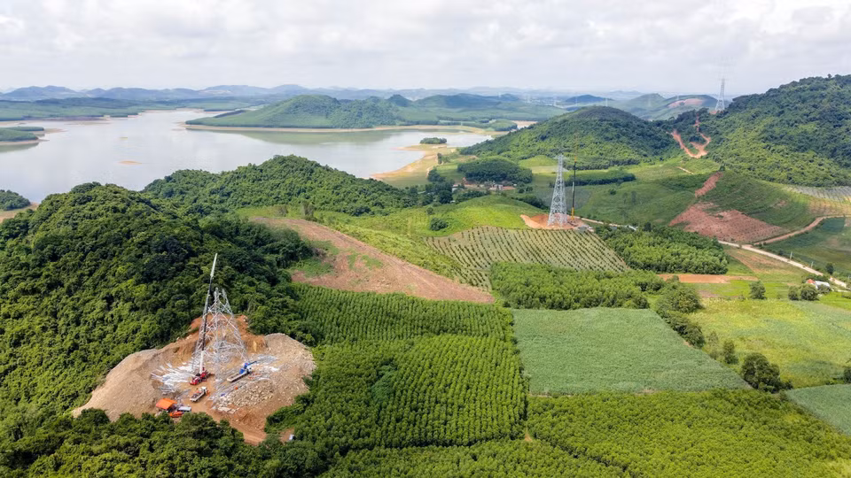 Construction des pylônes de la section Quynh Luu-Thanh Hoa dans le district de Quynh Luu, province de Nghe An. Photo : VNA