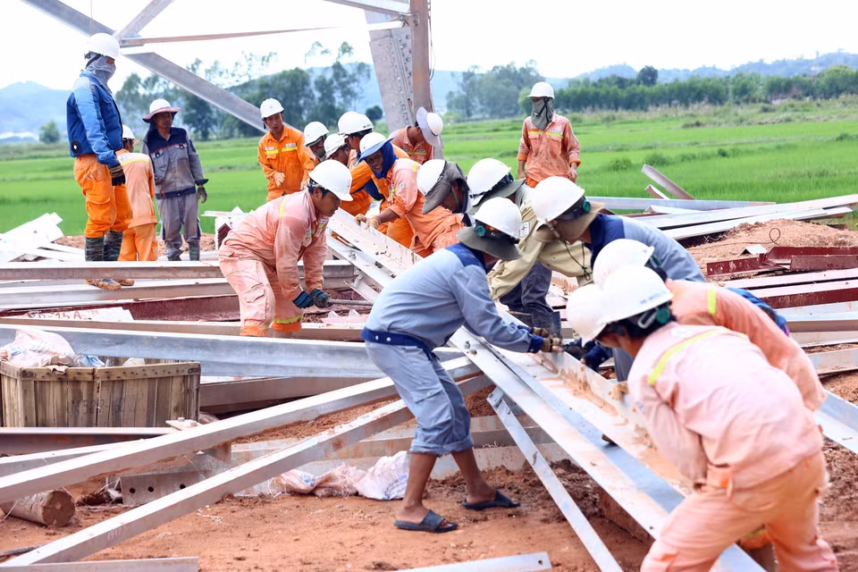 Des ouvriers de PTC4 construisent le pylône 360 dans le district de Nghi Loc, province de Nghe An. Photo : VNA