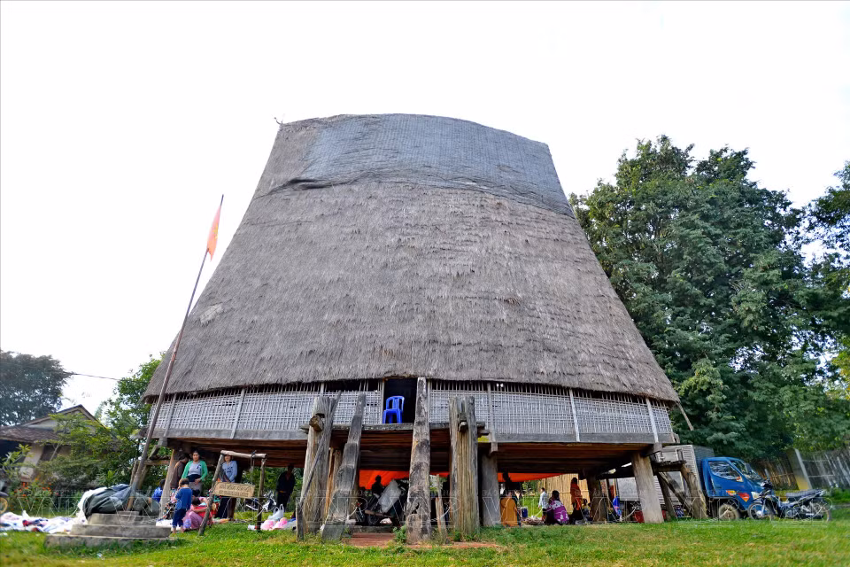 "Nha chô", ressemblable au porche d'une maison de l'ethnie Kinh, est un espace frais servant de lieu pour les activités communes de toute la famille. Photo : VI