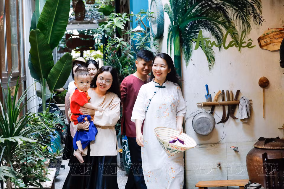 Am CaKe, situé dans une ruelle de la rue Lac Long Quan, accueille les visiteurs désireux de découvrir la culture du Nord Vietnam d'antan.