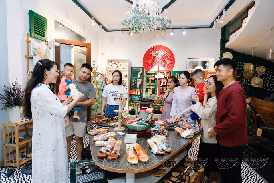 Lily Hoang présente l'espace "Am CaKe" aux visiteurs.