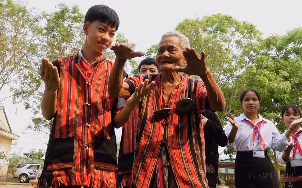 Des artisans âgés interprètent et enseignent des chants folkloriques traditionnels et des instruments de musique de la minorité ethnique Pako-Van Kieu à des élèves de l'école primaire et secondaire A Xing, district de Huong Hoa, province de Quang Tri (Centre). Photo : VNA