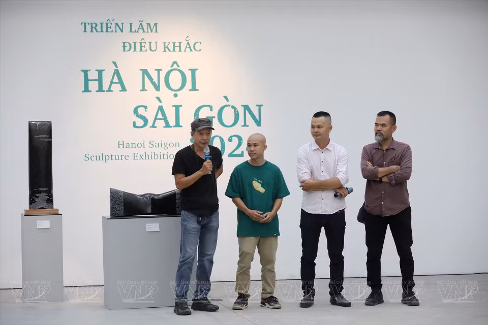 Le sculpteur Dao Chau Hai (au micro) lors du vernissage. Photo : Vietnam illustré